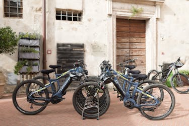 Visita guiada en bicicleta eléctrica por los pueblos de toba en la Maremma toscana